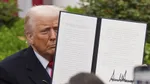 Americký prezident Donald Trump ukazuje podpísané nariadenie o zavedení nových ciel