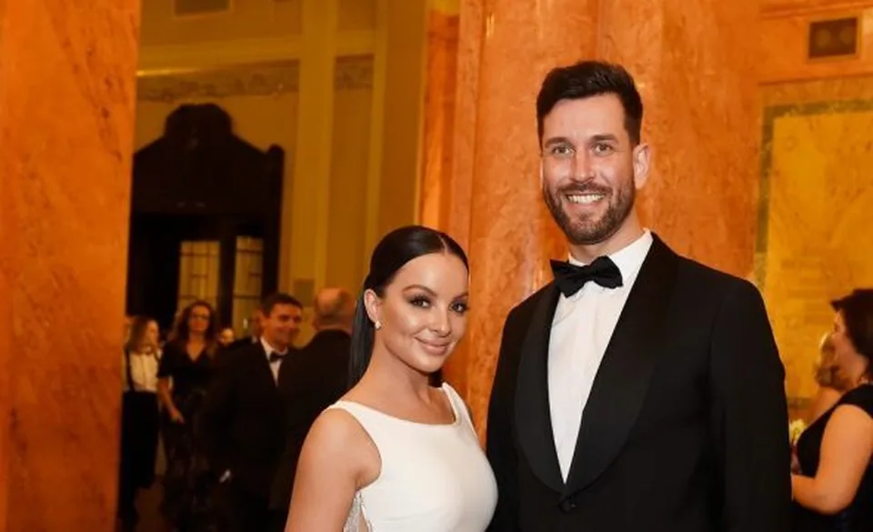 Read more about the article Nízlovej expartner ukázal novú priateľku. Toto speváčku nepoteší!