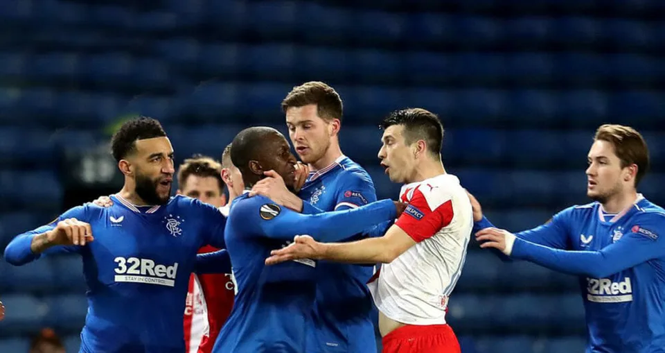 You are currently viewing Polícia začala vyšetrovať konflikt v zápase Slavie Praha s Glasgow Rangers