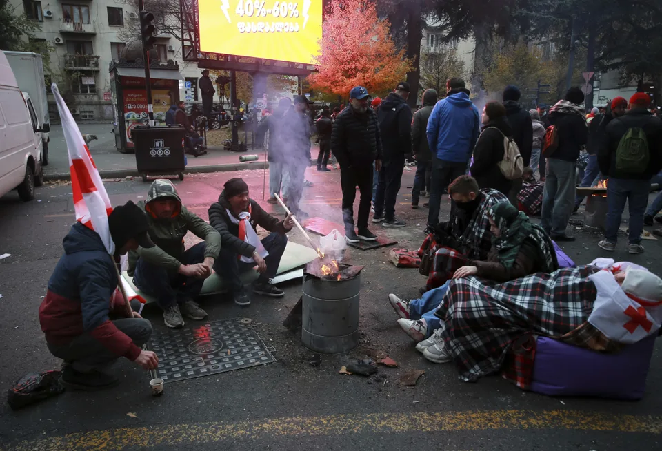 You are currently viewing Protesty v Gruzínsku pokračujú: Demonštranti požadujú nové voľby, rozložili stany na hlavnej ulici
