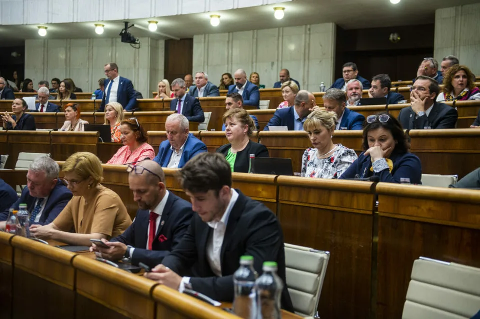 Read more about the article PRIESKUM Mal by o vzatí poslanca  do väzby rozhodovať parlament? TOTO si myslia Slováci!