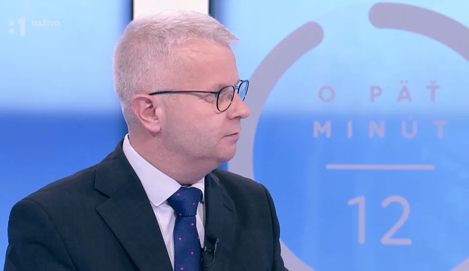 Read more about the article VIDEO Karol Lovaš požiadal premiéra Fica o odpustenie a ospravedlnil sa ministerke Šimkovičovej