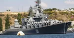 Na archívnej snímke z 11. septembra 2008 ruský krížnik Moskva kotví v prístavnom meste Sevastopol.