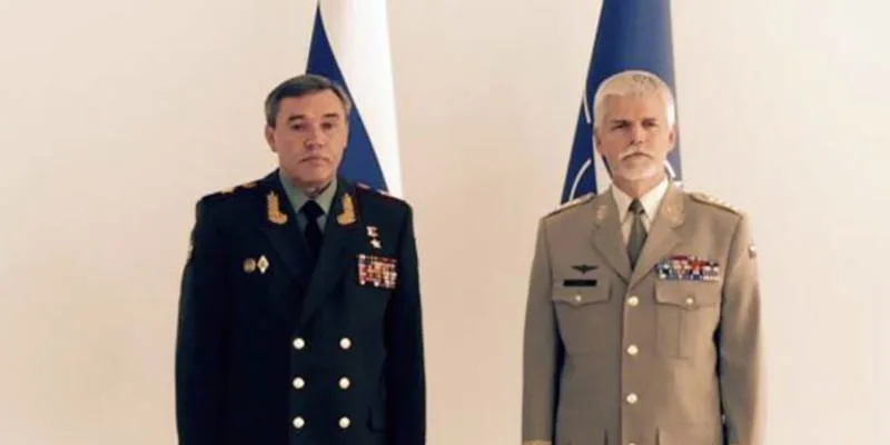 Kandidát na prezidenta Peter Pavel na fotke s ruským generálom Valerijem Gerasimovom.