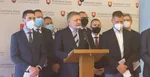 Robert Fico (uprostred) počas tlačovky Smeru.