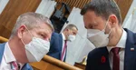 Premiér Eduard Heger (OĽaNO), vľavo minister zdravotníctva SR Vladimír Lengvarský (nominant OĽaNO).