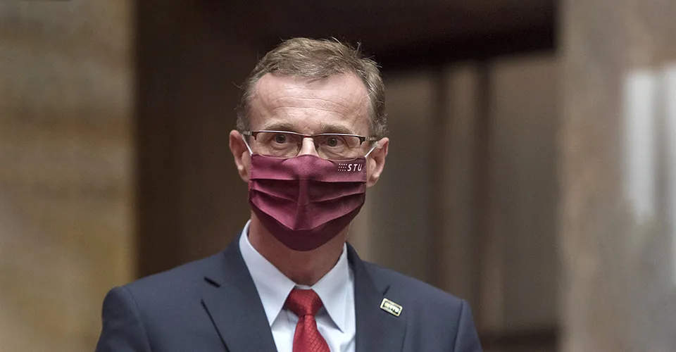 Read more about the article Gröhling chce od rektora STU odpoveď! Ide o schválený návrh na jeho odvolanie