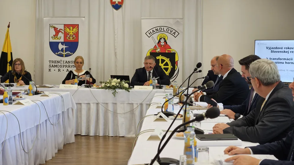 Read more about the article Vláde sa výjazdové rokovania osvedčili, sú tak bližšie k občanom. Fico avizuje ďalšiu rokovaciu “zástavku”