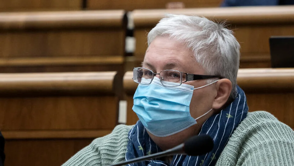 Read more about the article Poslanci za OĽANO šírili správy o 500 eurovom bonuse v Rakúsku. Analytik ich vysmial