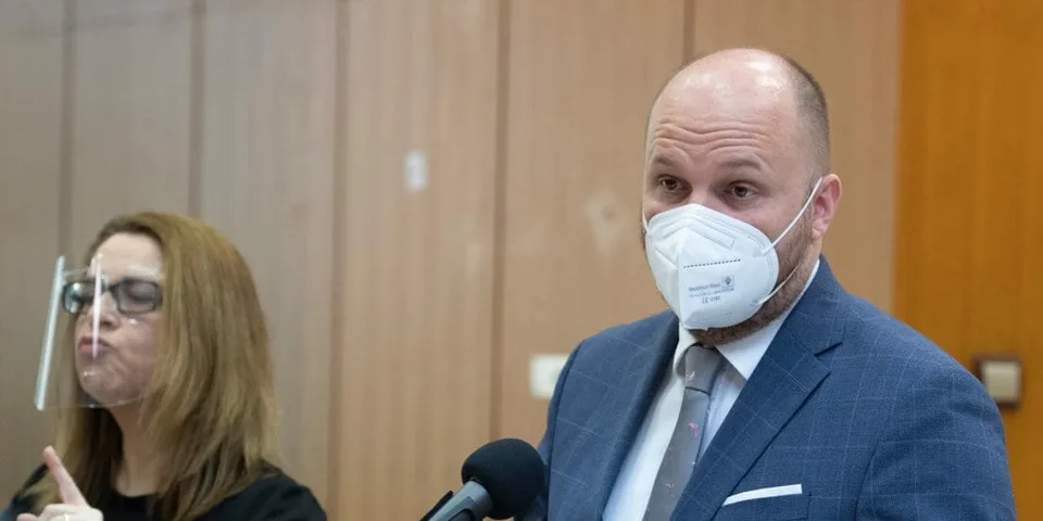 Read more about the article Copperfield Jaroslav Naď: Mení počasie a plánuje poslať chemikov z Rožňavy vydezinfikovať dezolátov