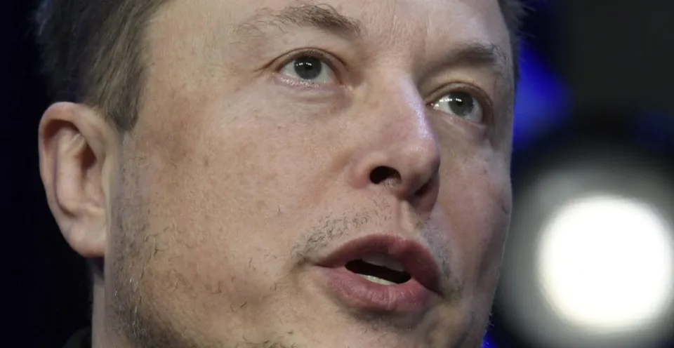 Read more about the article Elon Musk tvrdí, že elitná kalifornská škola urobila z jeho syna dievča a komunistku