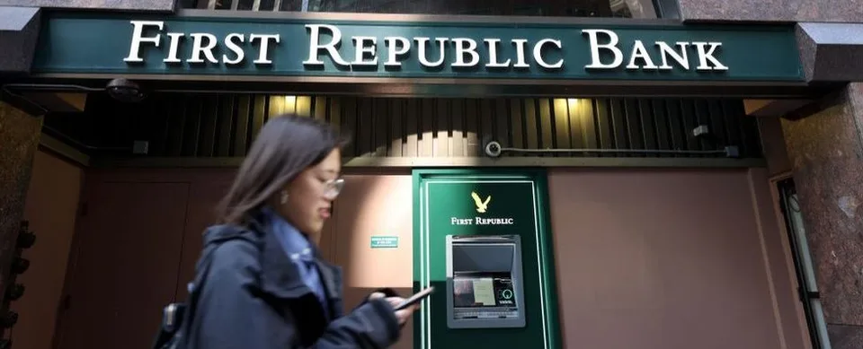 Read more about the article Banky padajú, akcie oslabujú. Česká koruna aj euro klesá. Pozor na paniku