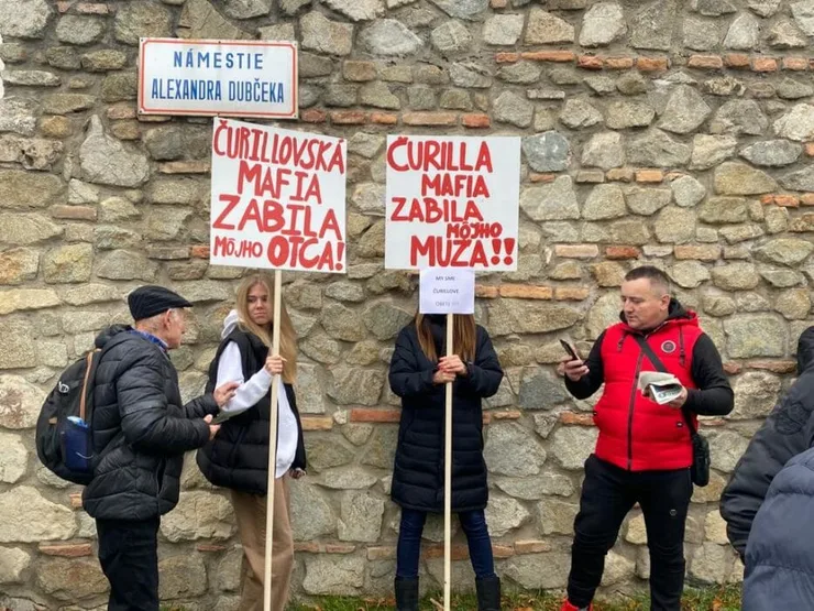 Protestujúci občania pred parlamentom.