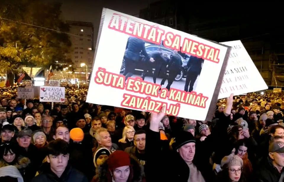 Read more about the article Opozícia zneužila 17. november na protivládne protesty: Ľudia prišli s nápismi, ktoré popierajú atentát!