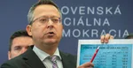 Podpredseda Smer-SD Ladislav Kamenický počas tlačovky v apríli 2022.