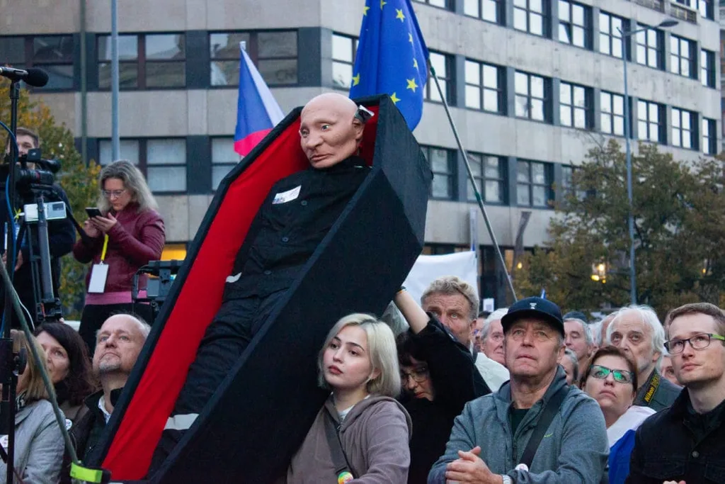 Putin v rakve. Aj takto vyzeralo na Václavskom námestí v Prahe.