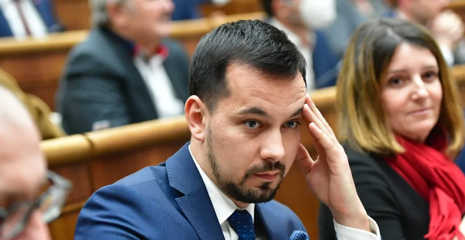 Read more about the article VIDEO Demokrati: Hrozí vláda Smerohlasu a fašistov! Mimoriadna schôdza má spolitizovať políciu