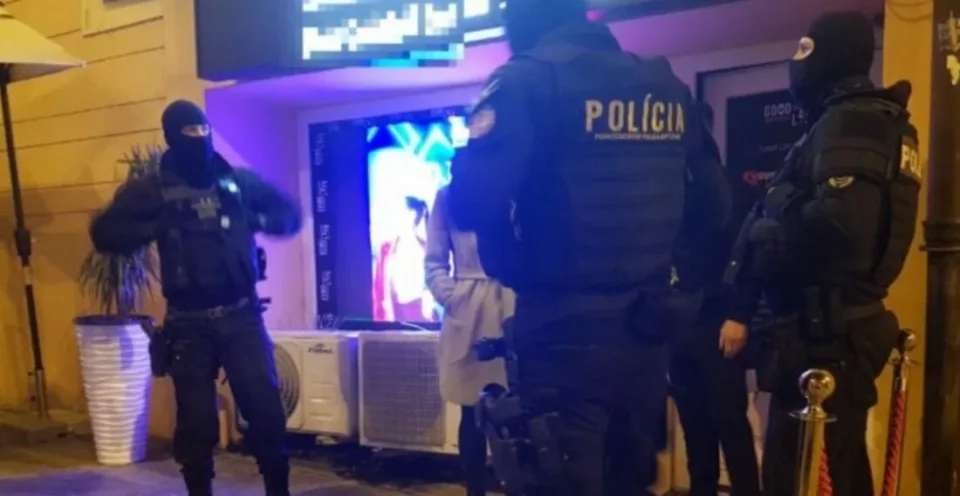 Read more about the article VIDEO Polícia s hygieničkami urobila v centre Bratislavy raziu: Predviedli až 17 ľudí!