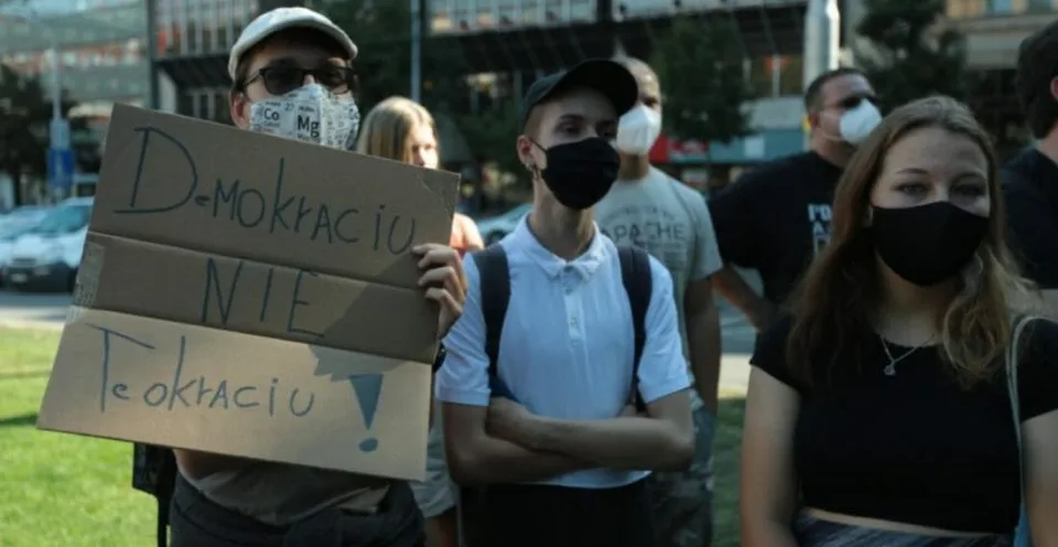 Read more about the article FOTO Kňaz: Som za odluku cirkvi! Kým pápeža vítali na letisku, v centre Bratislavy prebiehal protest