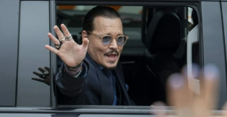 Read more about the article Johnny Depp prekvapil: Len 48 hodín po súdnom procese sa postavil na pódium!