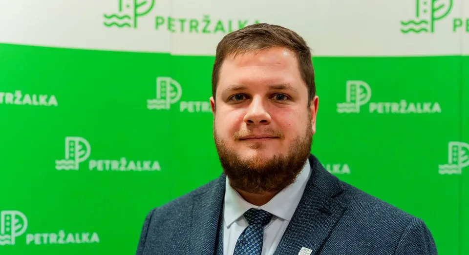 Read more about the article Šokujúci podvod: Miestny poslanec Kuruc (PS) sa vydával za vicestarostku Petržalky