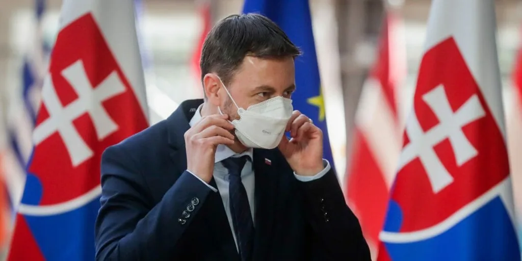 Slovenský premiér Eduard Heger prichádza na stretnutie s predsedom Európskej rady Charlesom Michelom 27. apríla 2021 v Bruseli.