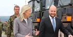 Zľava ministerka obrany Holandského kráľovstva Kajsa Ollongrenová a minister obrany SR Jaroslav Naď na letisku Sliač v máji 2022.