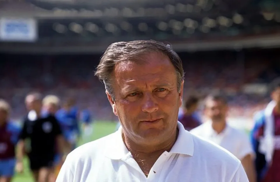 Read more about the article Smutná správa: Vo veku 85 rokov zomrel legendárny Jozef Vengloš