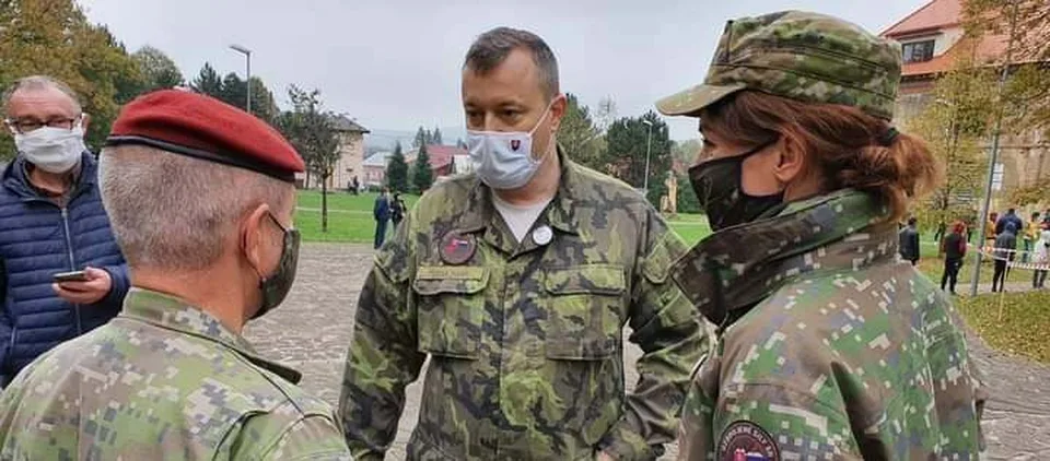 Read more about the article Krajniak sa zahral na vojaka. Ľudia sa z neho na internete smejú