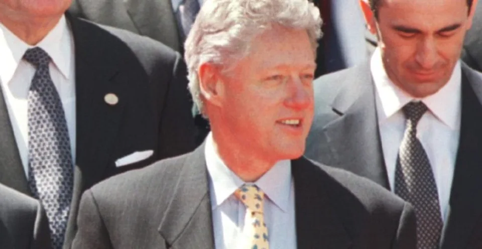Read more about the article USA začali zverejňovať spisy o Epsteinovi, na fotkách je Clinton aj britský princ Andrew