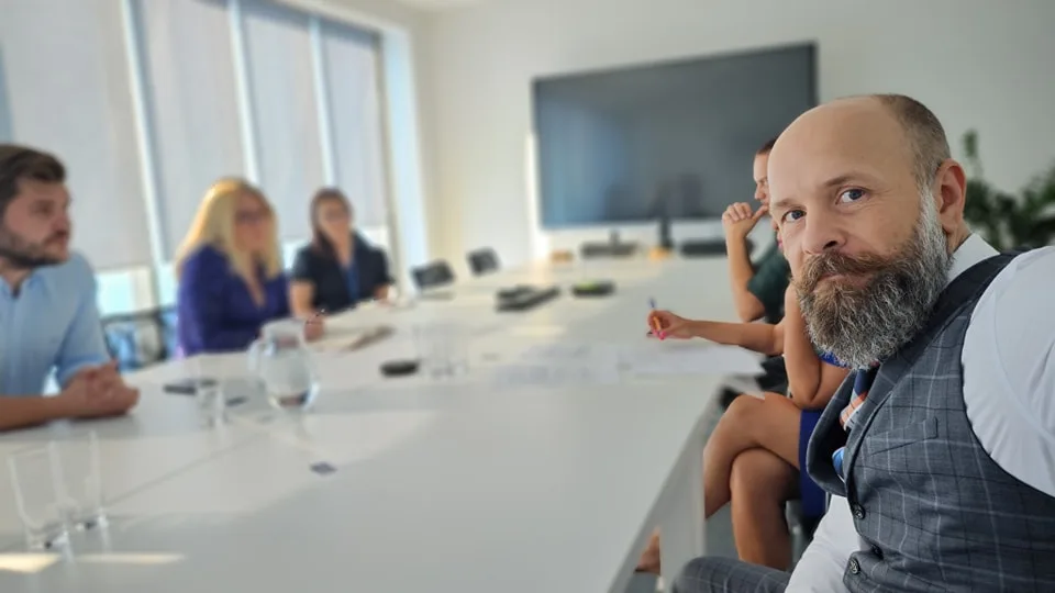 Read more about the article Primátora Trnavy kritizujú: Kto je Bročka? Ikonická značka, ktorá je vraj neželanou realitou!