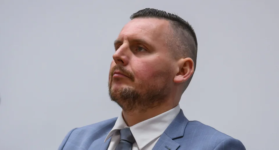 Read more about the article Danny Kollár vzbudil v parlamente rozruch: Novinári ho atakovali otázkami! Čo tam robil?