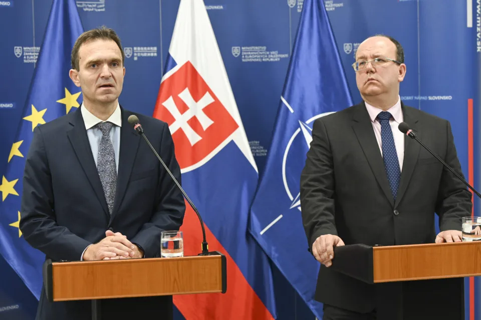 Read more about the article Ódor s Wlachovským: Rovnako ako Hegerova vláda, aj naša je v otázke zahraničnej politiky apolitická!