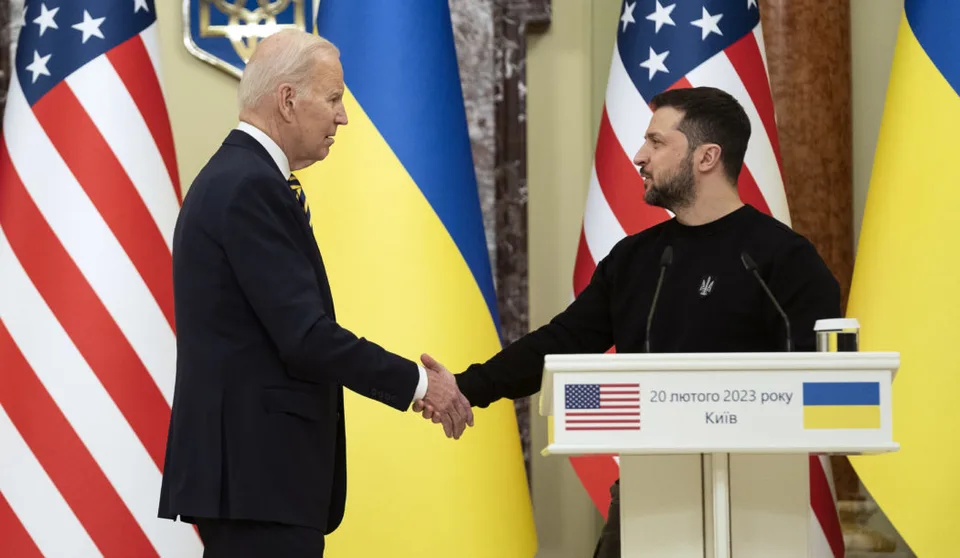 Read more about the article Biden obhajuje rozhodnutie poslať Ukrajine zakázanú muníciu: Bolo to ťažké!