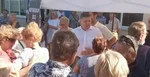 Robert Fico (v bielej košeli)počas stretnutia s občanmi na severe Slovenska.