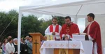 Štefan Kľúčik (uprostred) celebruje svätú omšu.