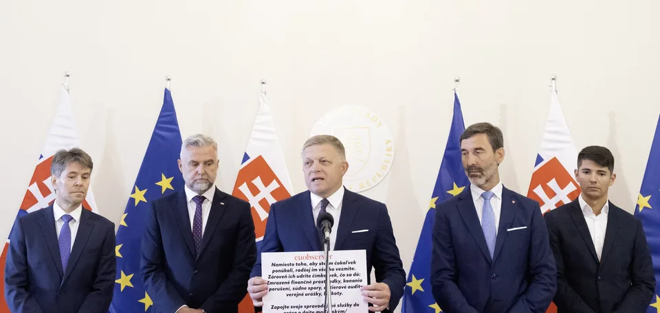 You are currently viewing Fico odhaľuje zahraničné zasahovanie do volieb: Británia platila influencerov proti Smeru