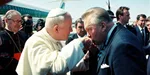 Na archívnej snímke pápež Svätý otec (vľavo) a prezident SR Michal Kováč (vpravo) počas oficiálneho privítania na letisku M. R. Štefánika v Bratislave.