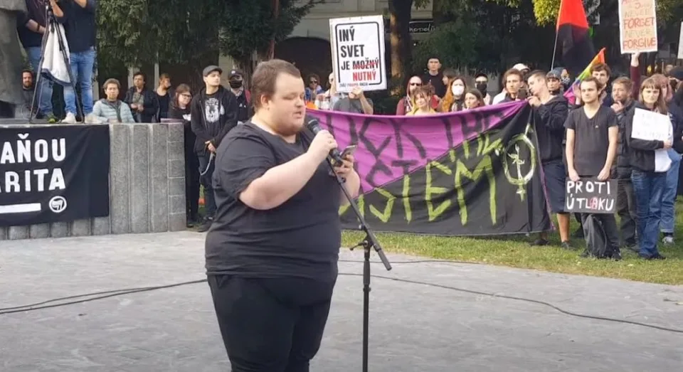 Read more about the article VIDEO Blízky človek zastrelenej dvojice odkázal politikom za potlesku davu: Je to vaša sku*vená vina!
