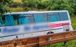 Na snímke autobus mimo vozovky po zrážke s osobným autom medzi obcami Spišský Hrušov a Spišské Vlachy