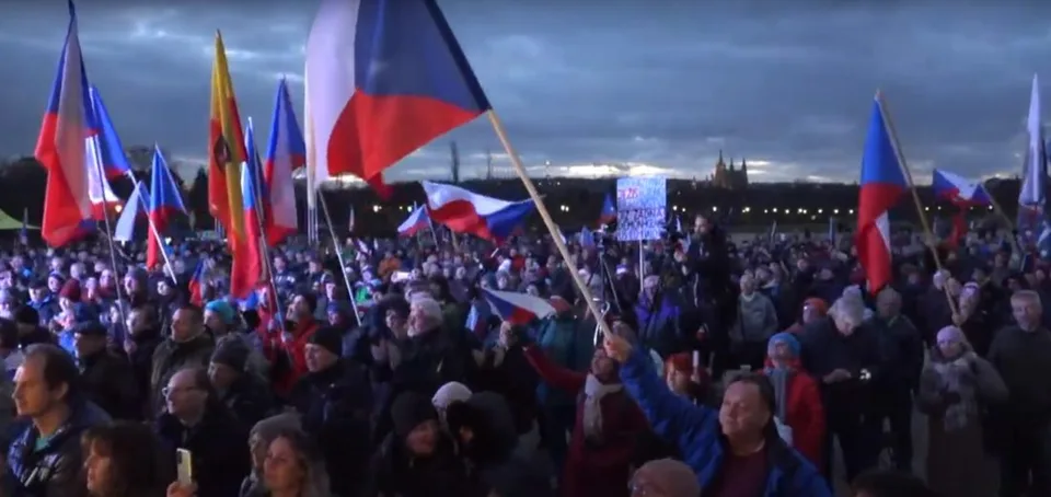 Read more about the article VIDEO V Prahe sa demonštrovalo! Proti Fialovi. Proti drahote. Aj za národnú hrdosť