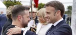 Francúzsky prezident Emmanuel Macron (vpravo) víta ukrajinského prezidenta Volodymyra Zelenského