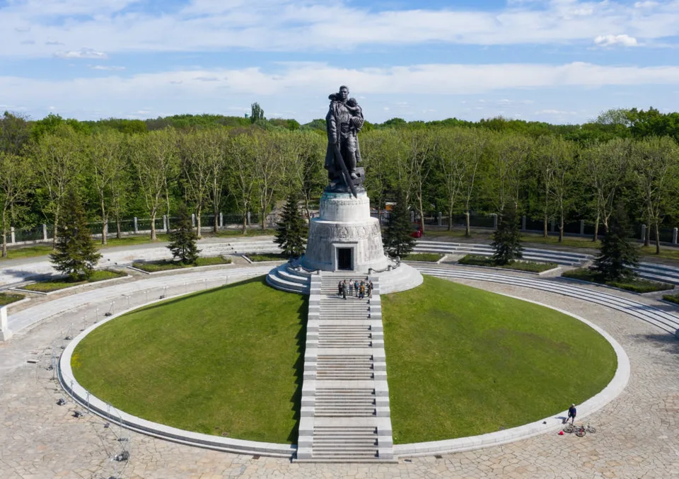 You are currently viewing Rusi v Berlíne si pripomenuli padlých sovietskych vojakov, prišli i ruskí Noční vlci