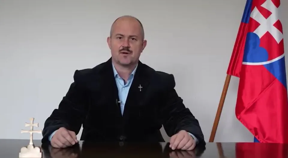 Read more about the article VIDEO Na svetlo sveta sa derie ďalší prezidentský kandidát. Začal už zbierať aj prvé podpisy