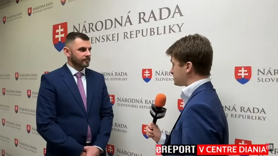 Read more about the article Mažgút k protivládnym protestom: Toto už pre Markízu nie sú dezoláti v uliciach