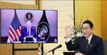 Vpravo japonský premiér Fumio Kišida a americký prezident Joe Biden (na obrazovke).