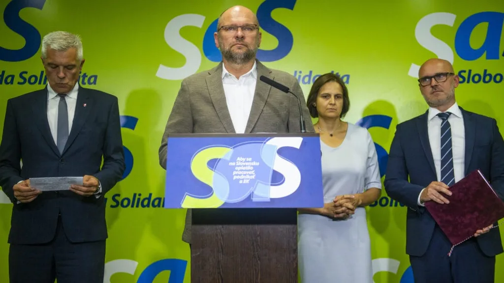 Zľava minister zahraničných vecí a európskych záležitostí SR Ivan Korčok, predseda strany SaS Richard Sulík, ministerka spravodlivosti SR Mária Kolíková a minister školstva, vedy, výskumu a športu SR Branislav Gröhling (všetci SaS) počas tlačovej konferencie na tému – Demisia ministrov za SaS 5. septembra 2022 v Bratislave.