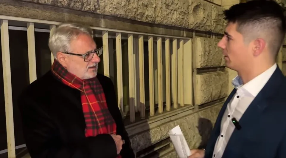 Read more about the article VIDEO Erik Kaliňák naháňal novinára Leška aby mu zargumentoval, prečo ho nazval kriminálnym luhárom. Márne! Zbabelo mu ušiel