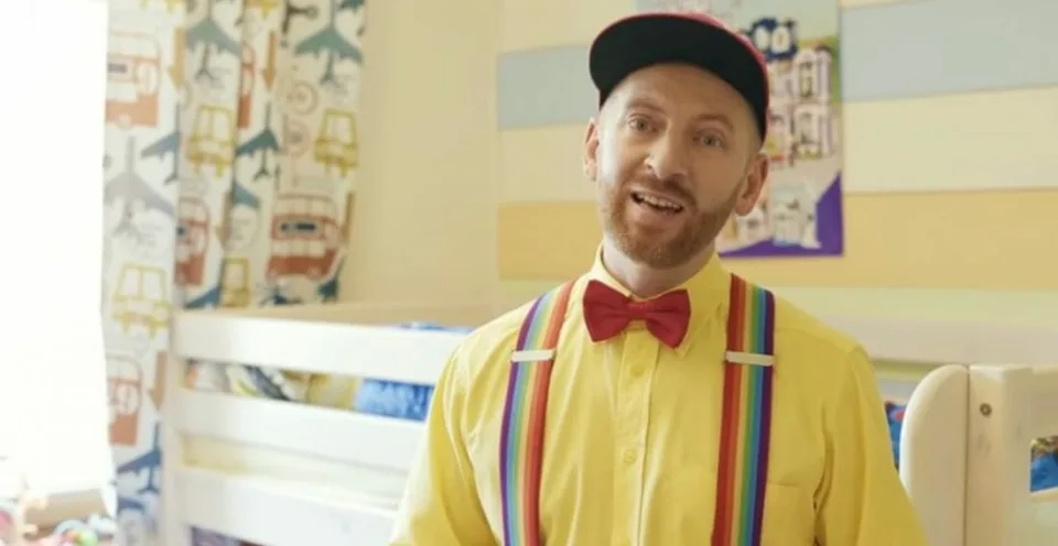 Read more about the article Miro Jaroš má problém! Niektorí rodičia zakázali svojim deťom jeho videoklip. Sú za tým dúhové traky