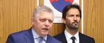 Na snímke zľava premiér Robert Fico (Smer-SD), podpredseda vlády SR a minister obrany SR Robert Kaliňák (SMER-SD)